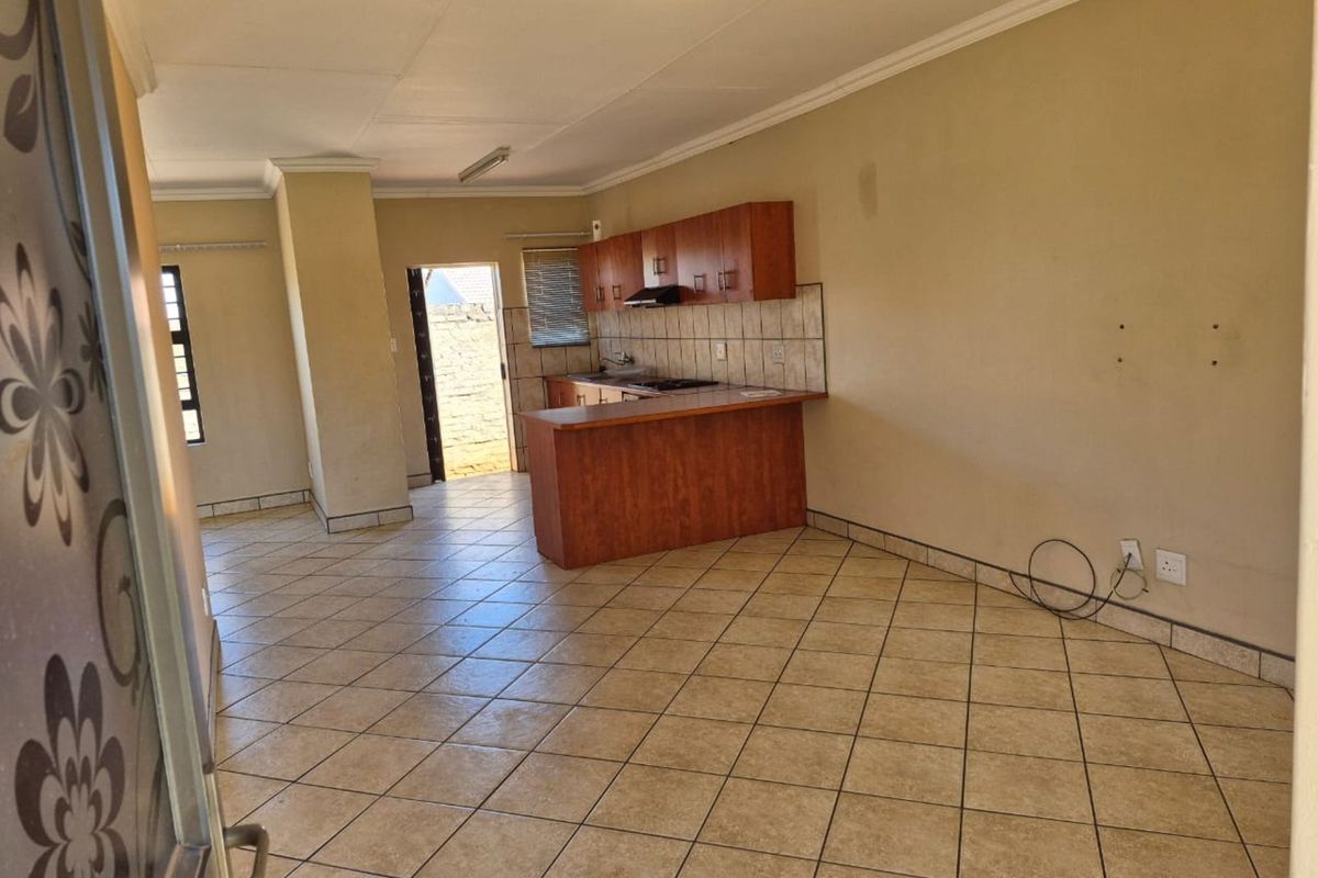 Townhouse For Sale in Kuruman Central - Photo 2