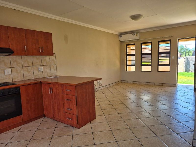 Townhouse For Sale in Kuruman Central - Photo 4