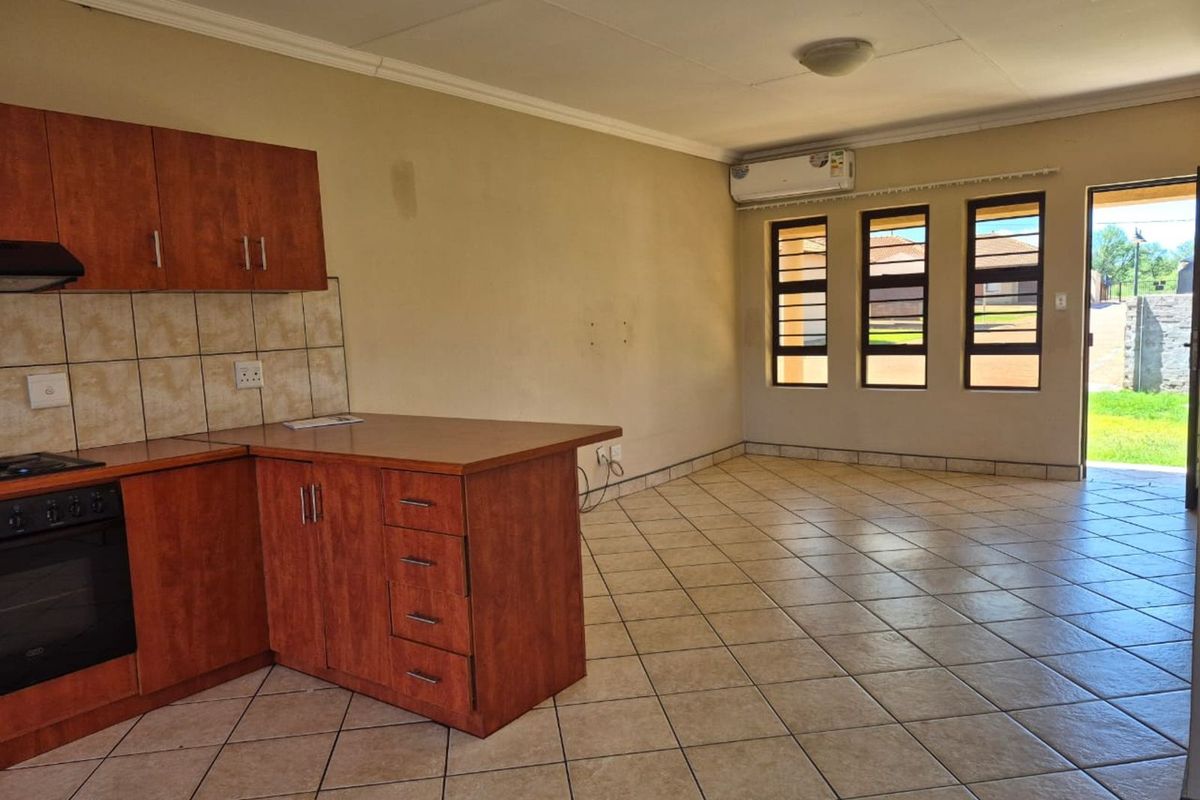 Townhouse For Sale in Kuruman Central - Photo 4