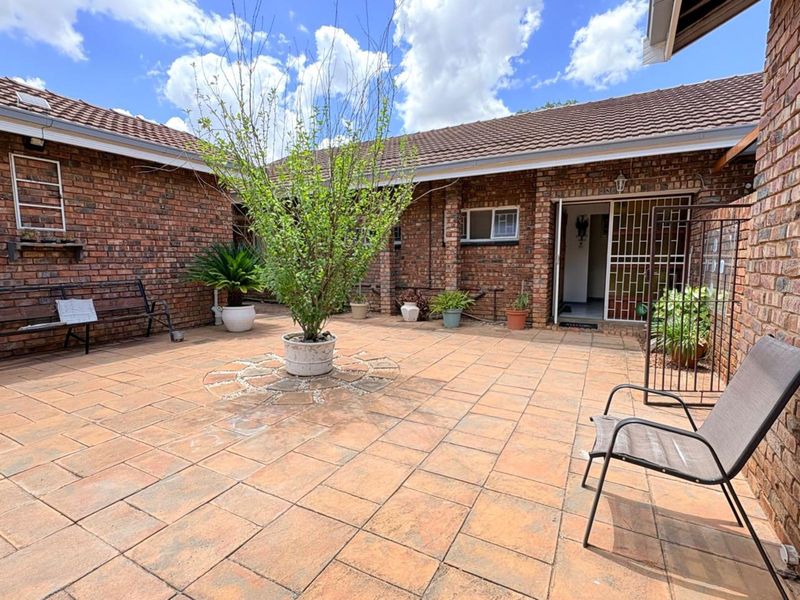 House For Sale in Verwoerdpark - Photo 2