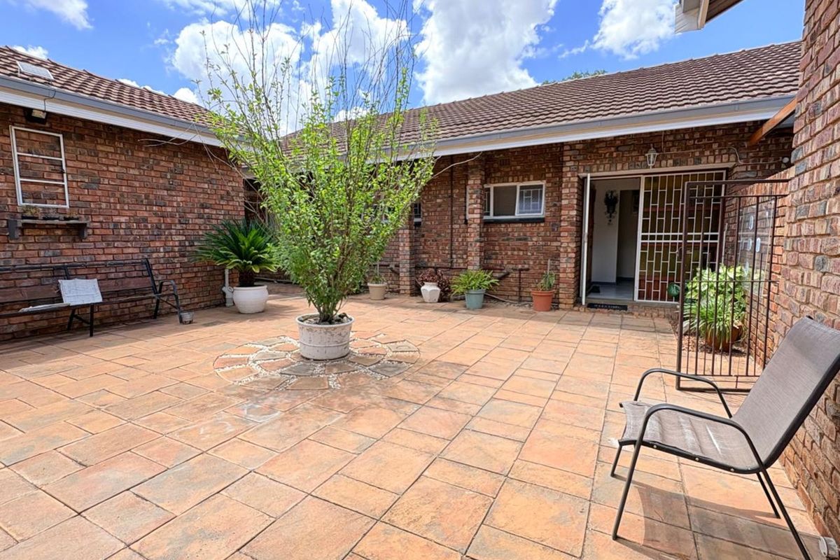 House For Sale in Verwoerdpark - Photo 2