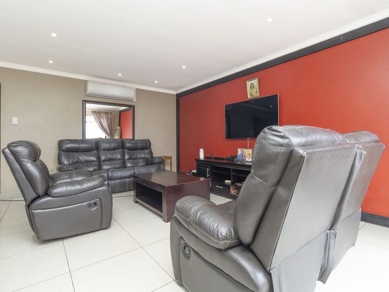 House For Sale in Wilgeheuwel - Photo 3