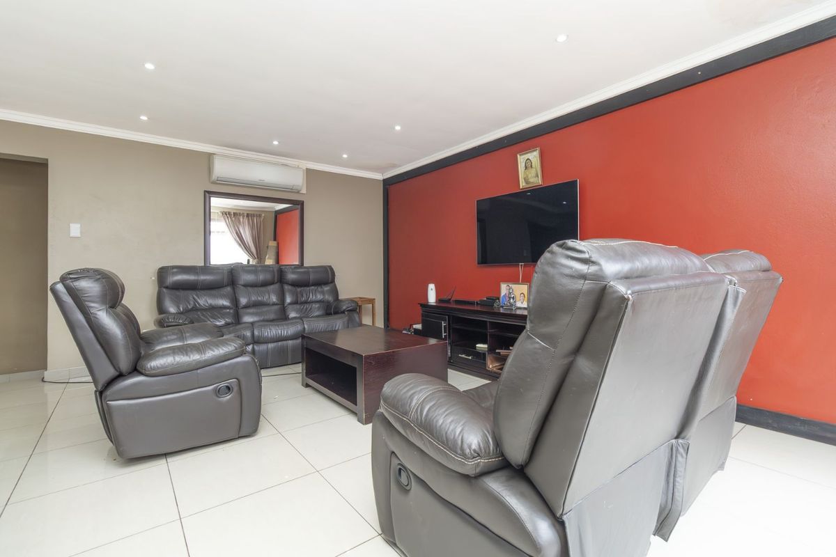 House For Sale in Wilgeheuwel - Photo 3