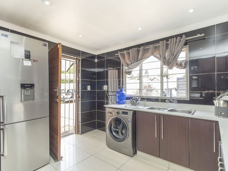 House For Sale in Wilgeheuwel - Photo 9