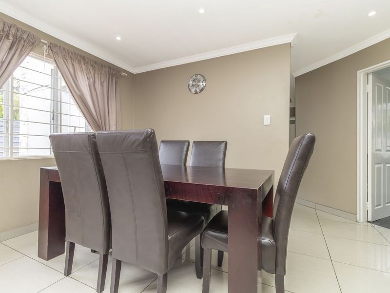 House For Sale in Wilgeheuwel - Photo 5