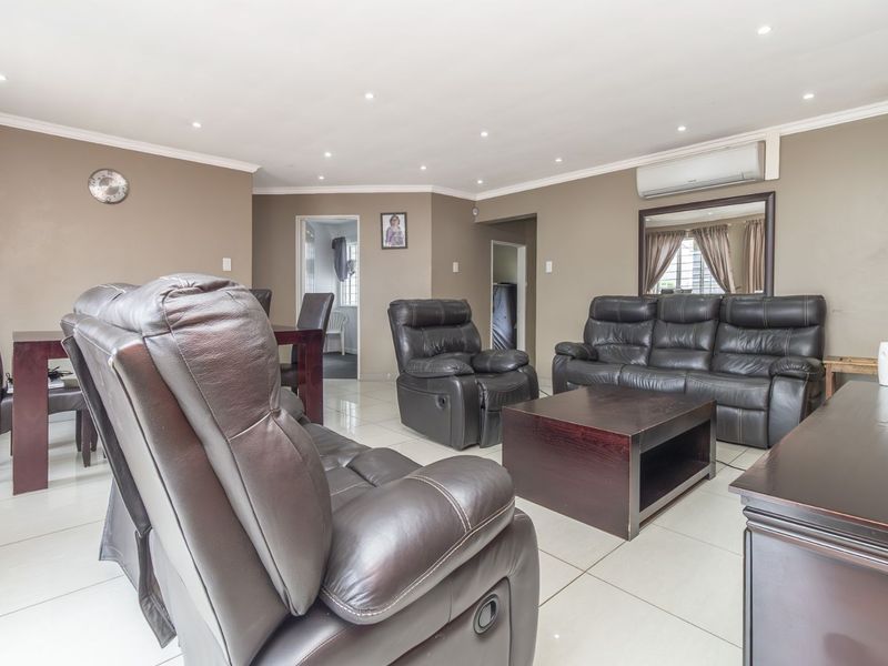 House For Sale in Wilgeheuwel - Photo 6