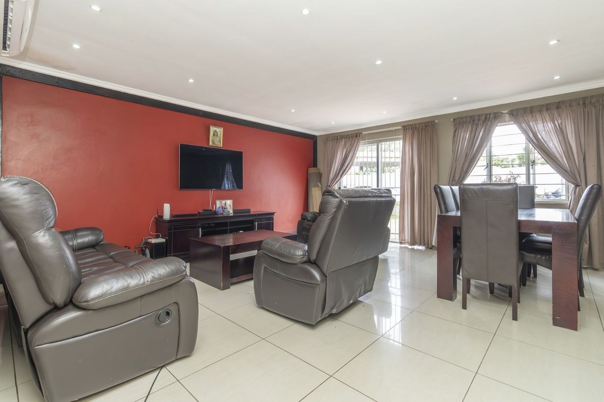 House For Sale in Wilgeheuwel - Photo 2