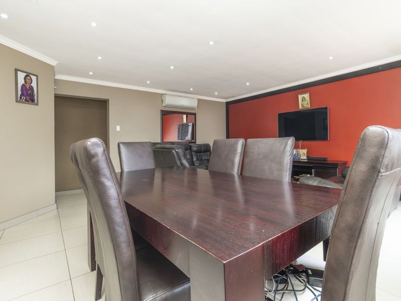 House For Sale in Wilgeheuwel - Photo 4
