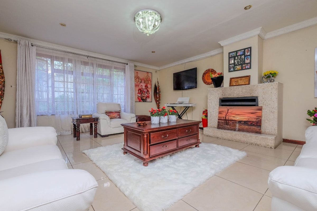 House For Sale in Sunninghill - Photo 3