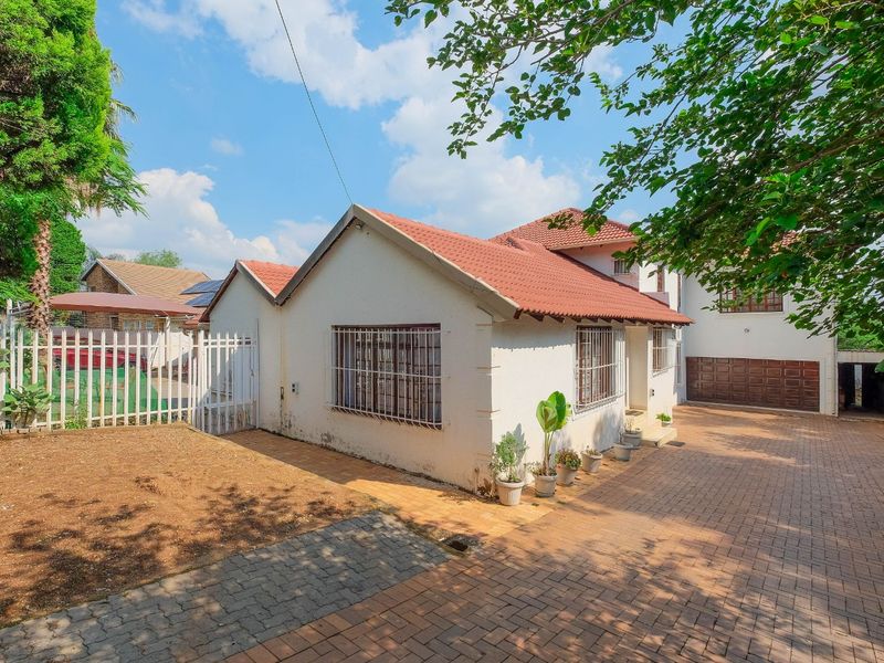 House For Sale in Sunninghill - Photo 4