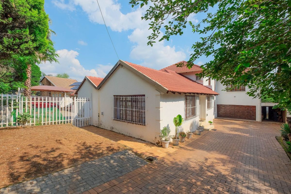 House For Sale in Sunninghill - Photo 4