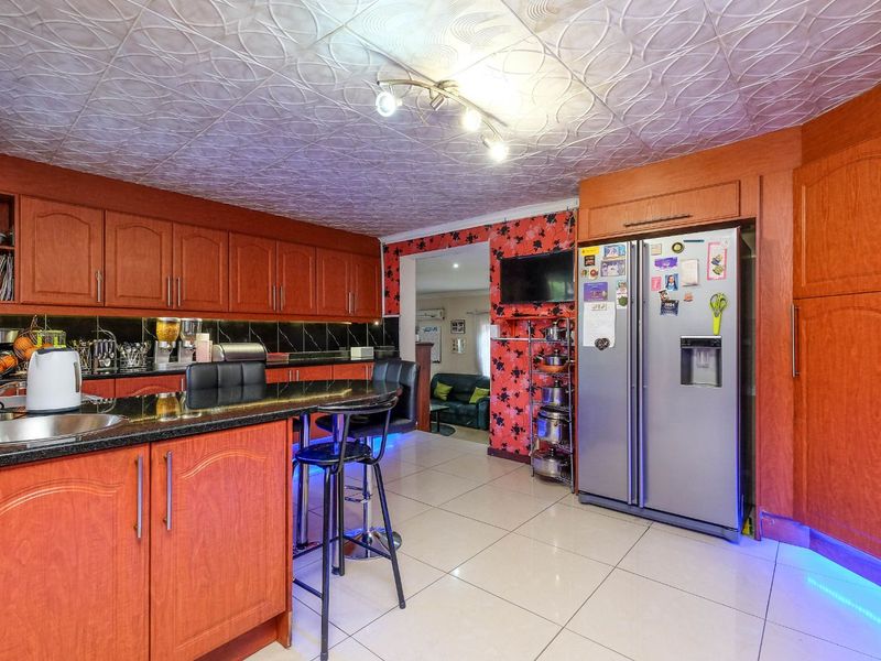 House For Sale in Sunninghill - Photo 6
