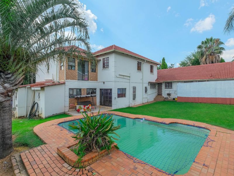 House For Sale in Sunninghill - Photo 2