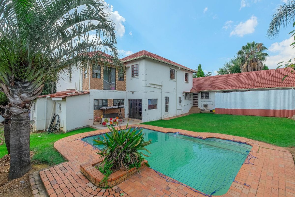 House For Sale in Sunninghill - Photo 2