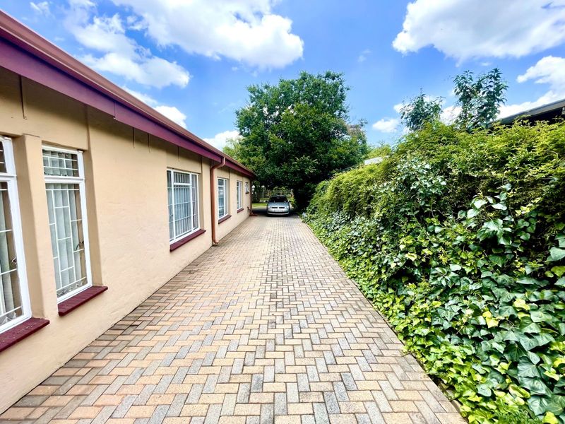 House For Sale in Wierda Park - Photo 2