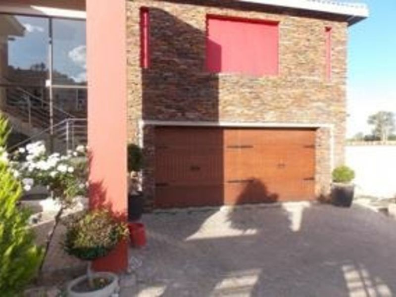 House For Sale in Ladybrand Central - Photo 3