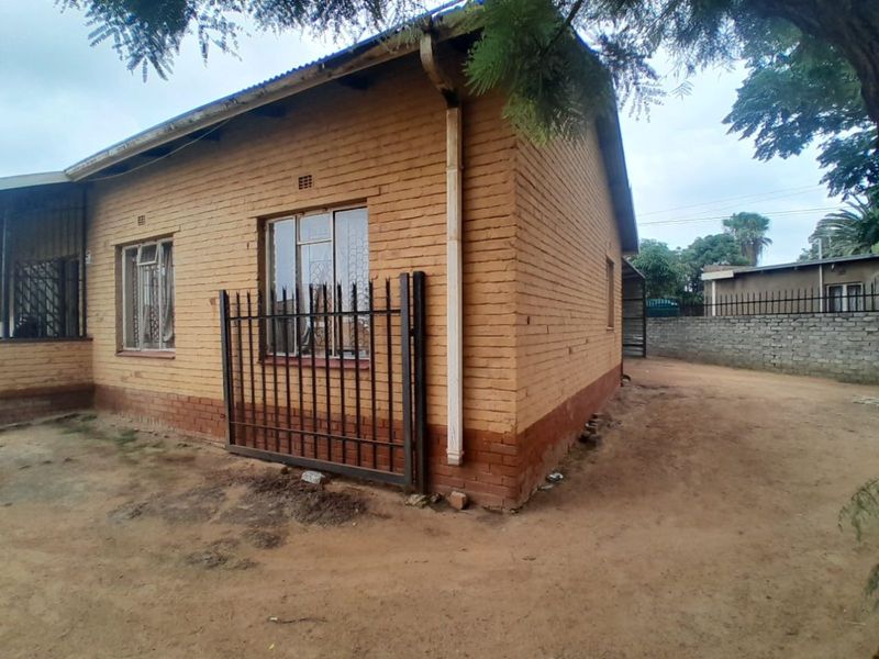 House For Sale in Temba Central - Photo 2