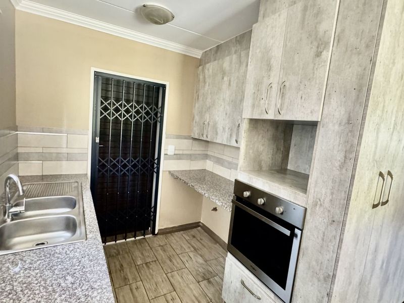 Townhouse To Rent in Amberfield - Photo 2