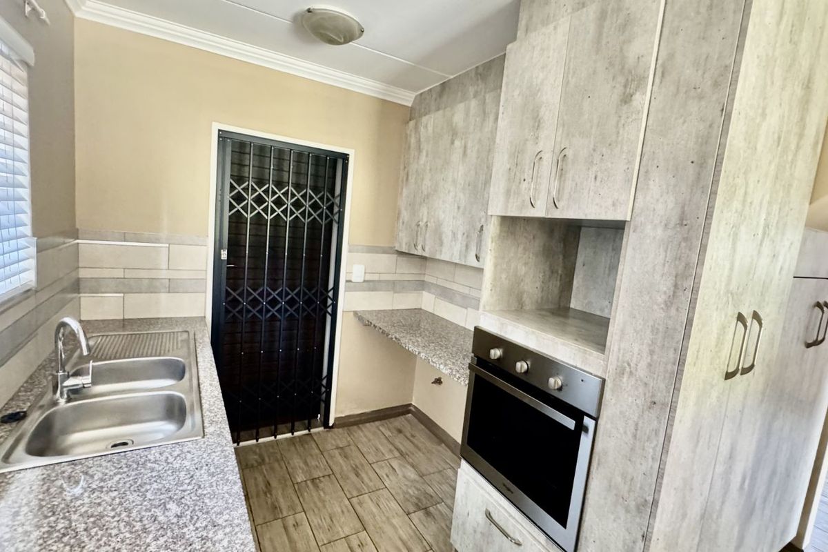 Townhouse To Rent in Amberfield - Photo 2