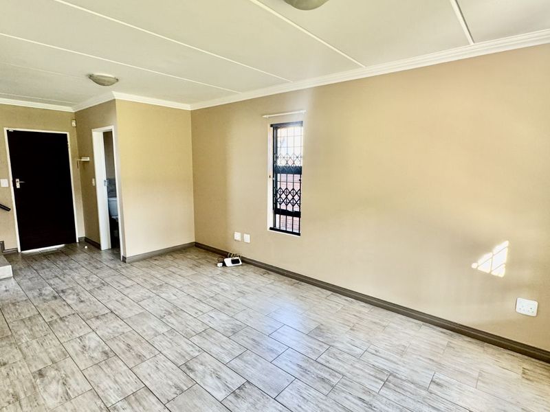 Townhouse To Rent in Amberfield - Photo 5