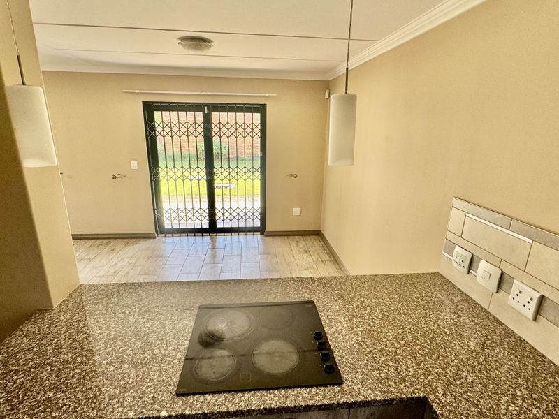 Townhouse To Rent in Amberfield - Photo 8