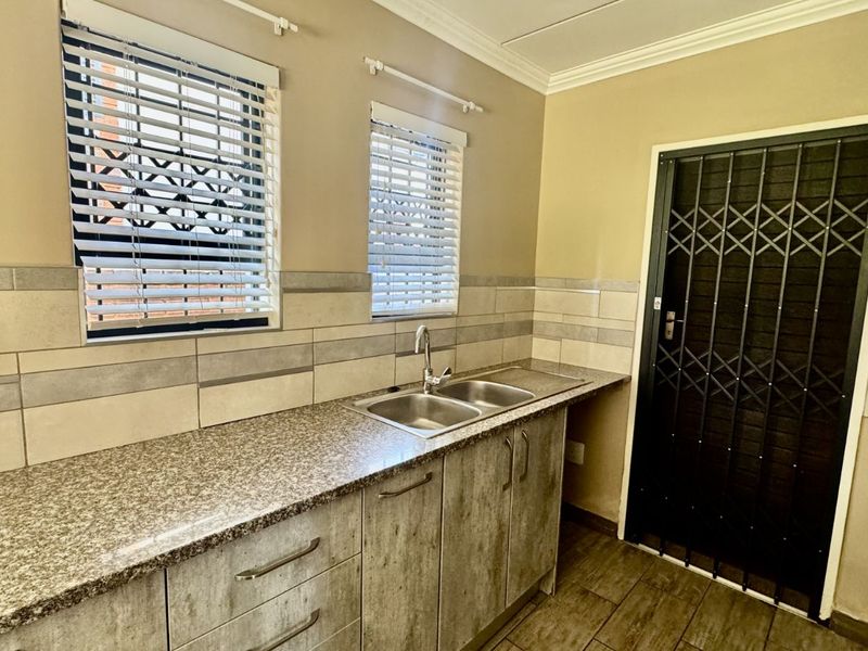 Townhouse To Rent in Amberfield - Photo 7