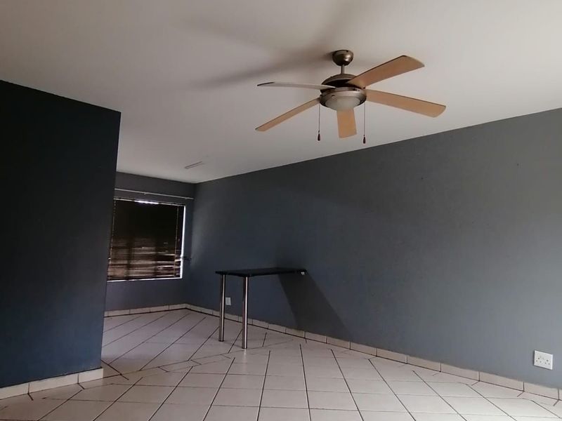 Townhouse For Sale in Annlin - Photo 8