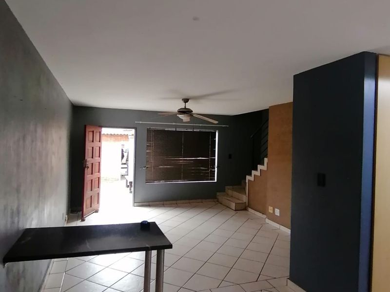 Townhouse For Sale in Annlin - Photo 7