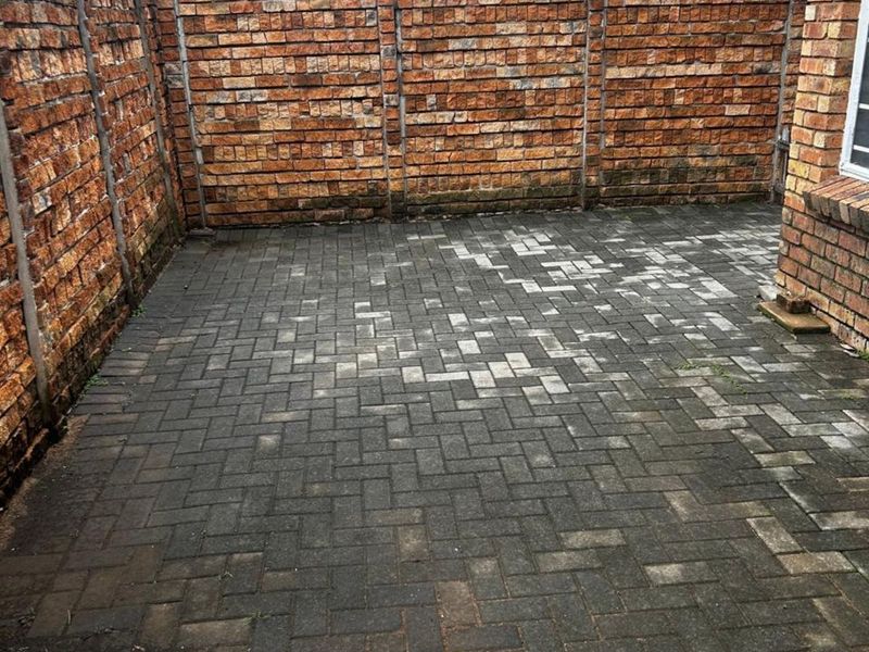 Townhouse For Sale in Annlin - Photo 6