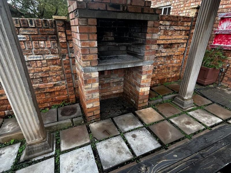 Townhouse For Sale in Annlin - Photo 4