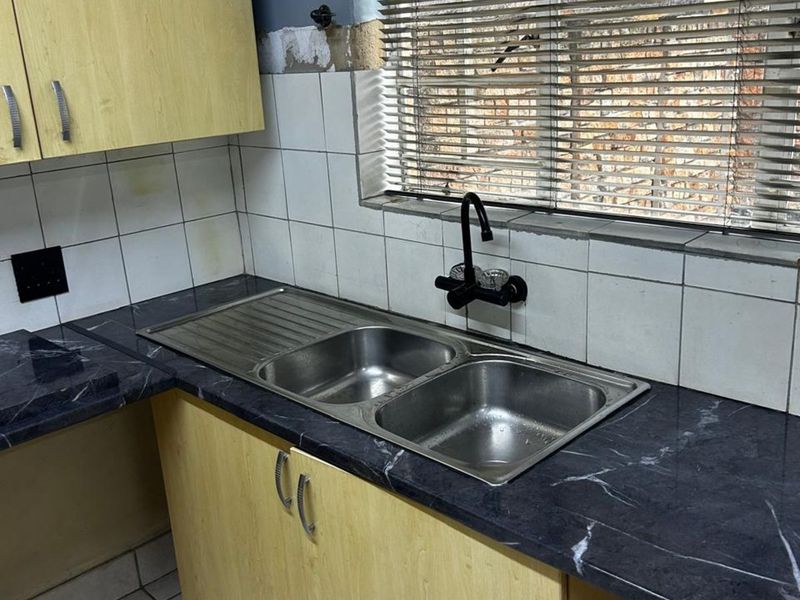 Townhouse For Sale in Annlin - Photo 10