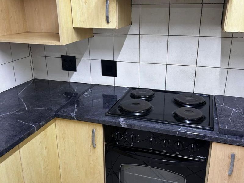 Townhouse For Sale in Annlin - Photo 9