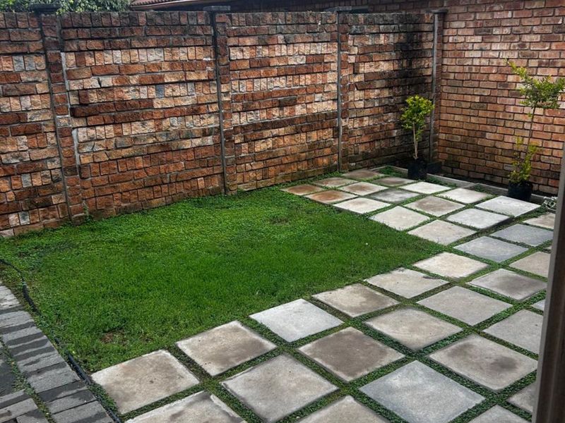 Townhouse For Sale in Annlin - Photo 3