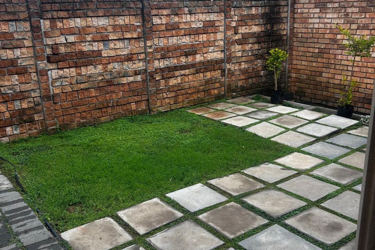 Townhouse For Sale in Annlin - Photo 3