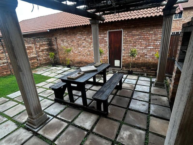 Townhouse For Sale in Annlin - Photo 2