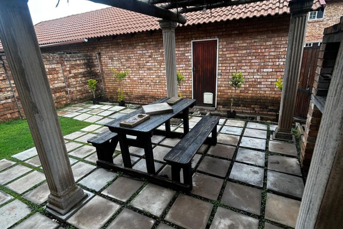 Townhouse For Sale in Annlin - Photo 2