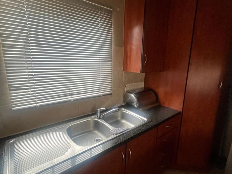 Townhouse For Sale in Annlin - Photo 7