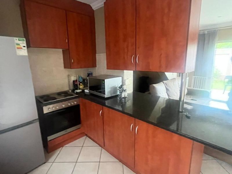 Townhouse For Sale in Annlin - Photo 6