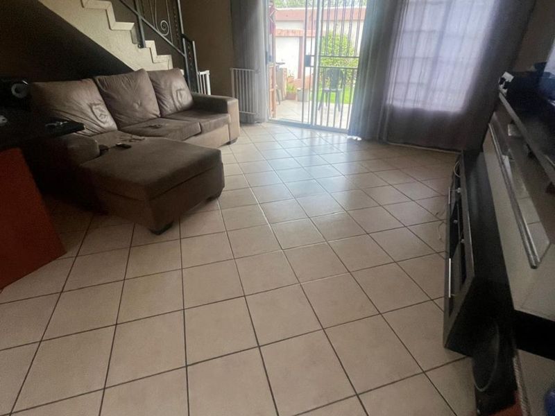 Townhouse For Sale in Annlin - Photo 4