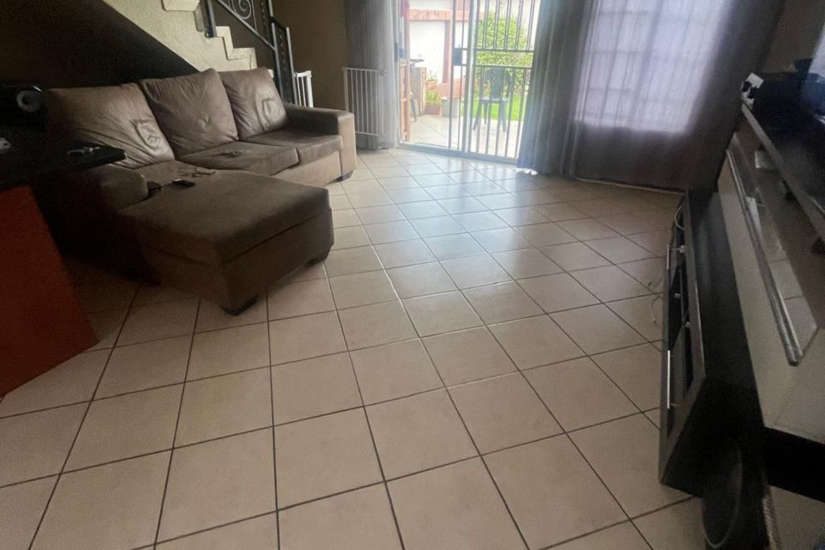 Townhouse For Sale in Annlin - Photo 4