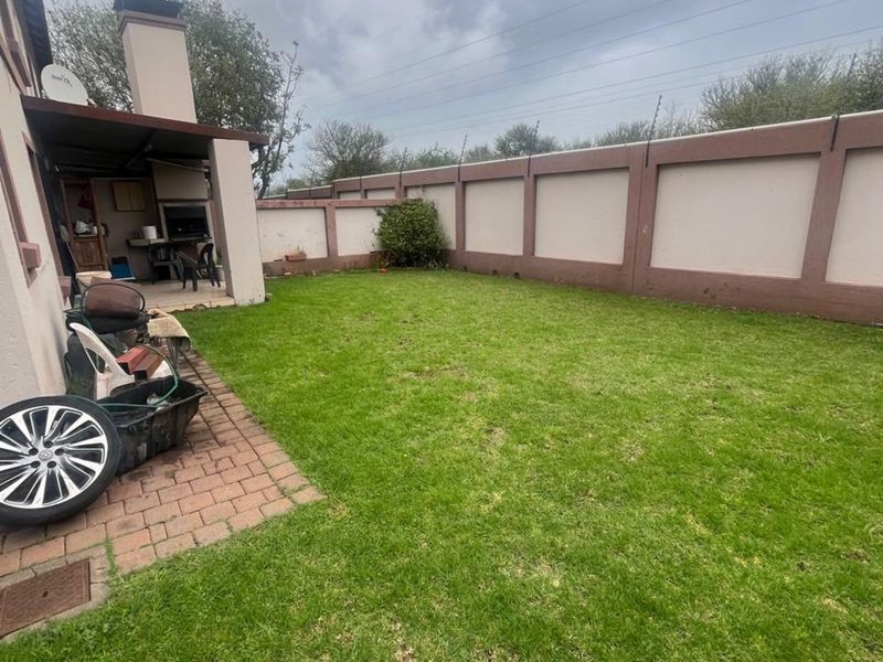 Townhouse For Sale in Annlin - Photo 3