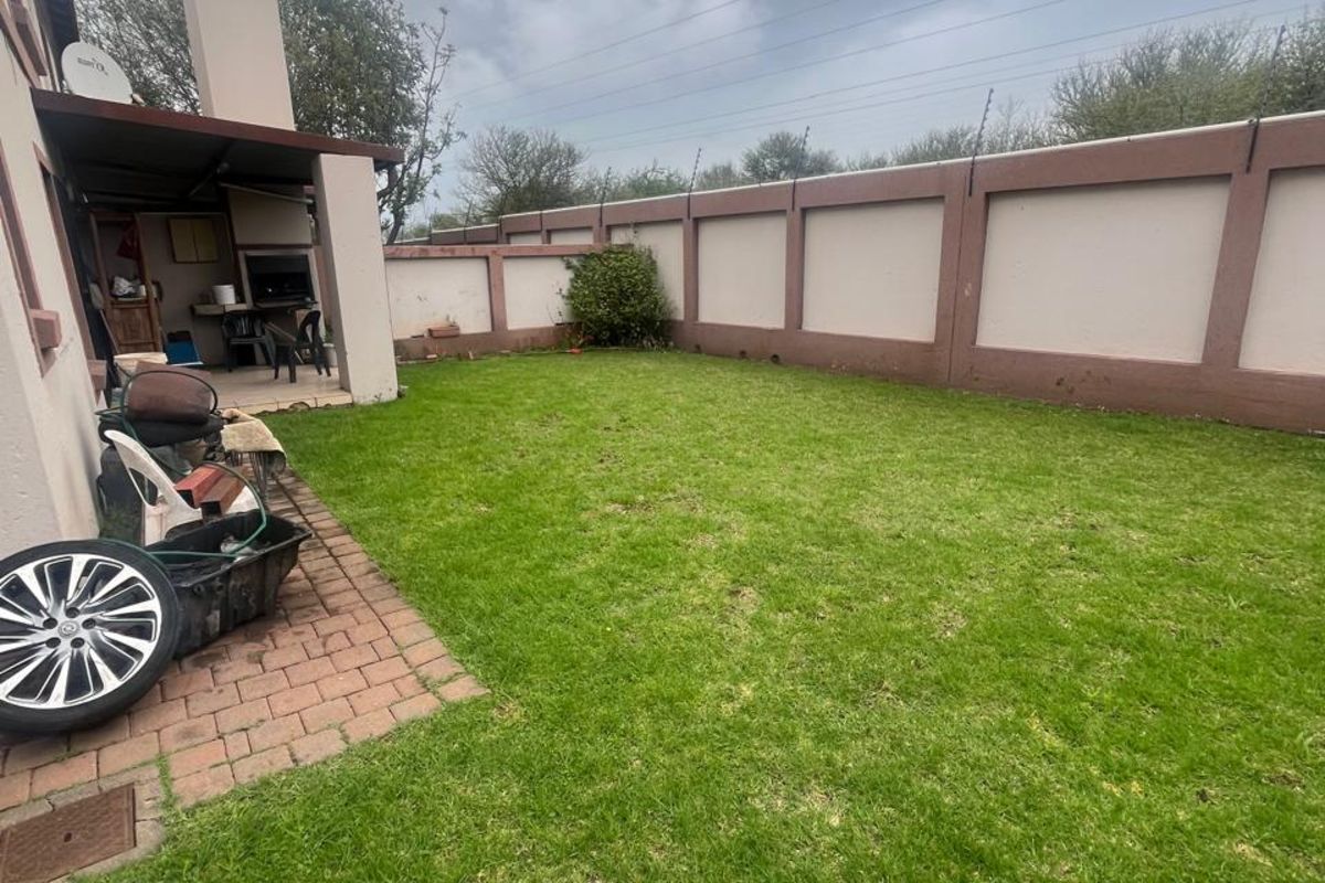 Townhouse For Sale in Annlin - Photo 3