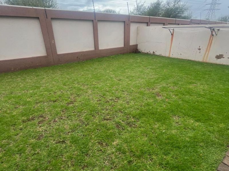 Townhouse For Sale in Annlin - Photo 2