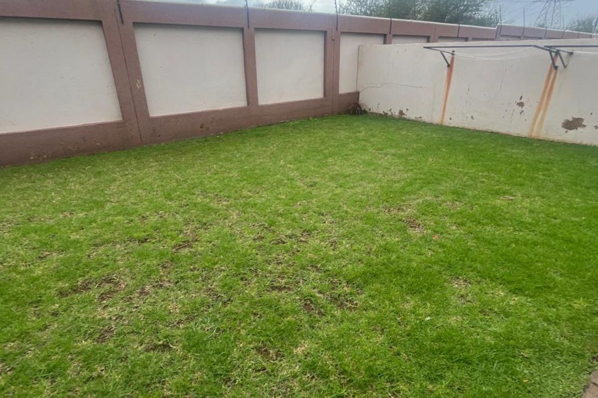 Townhouse For Sale in Annlin - Photo 2