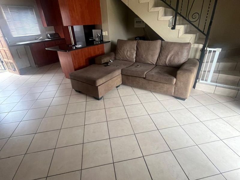 Townhouse For Sale in Annlin - Photo 5