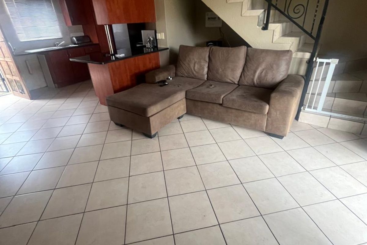 Townhouse For Sale in Annlin - Photo 5