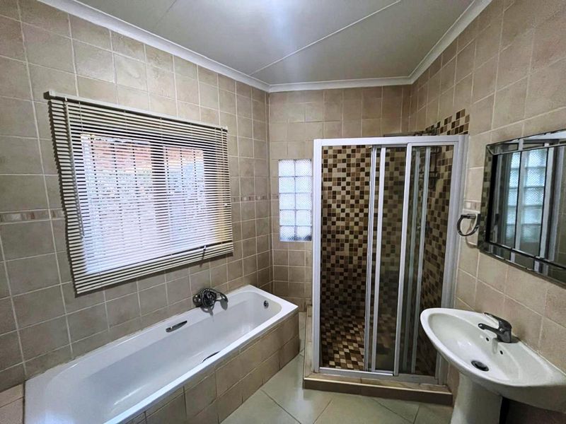 House For Sale in Zwartkop - Photo 7