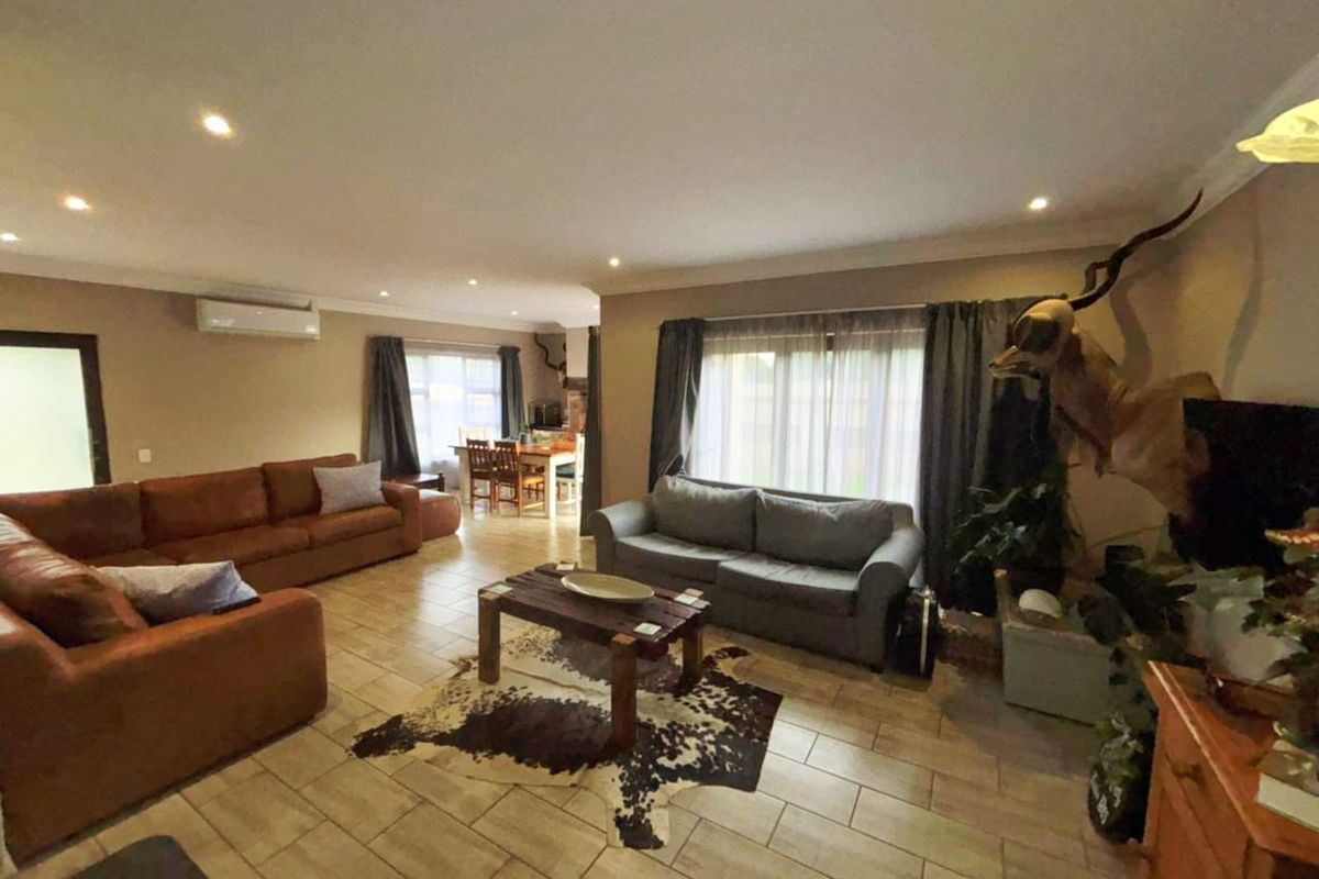 House For Sale in Wilkoppies - Photo 2