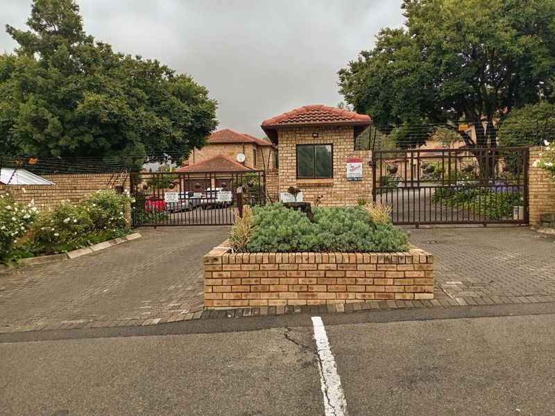 Townhouse For Sale in Randpark Ridge - Photo 2