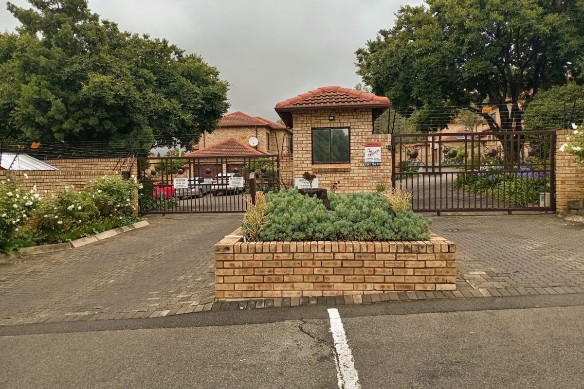 Townhouse For Sale in Randpark Ridge - Photo 2